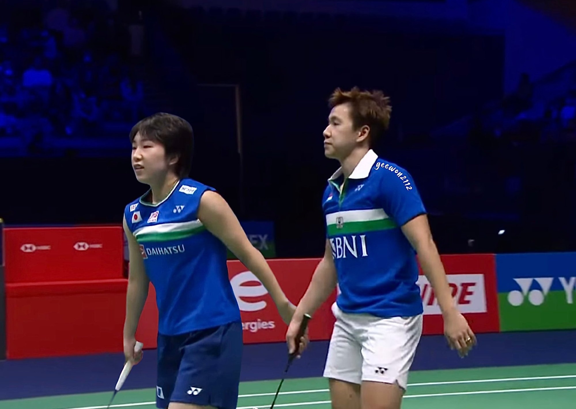 形成鲜明对 形成鲜明对